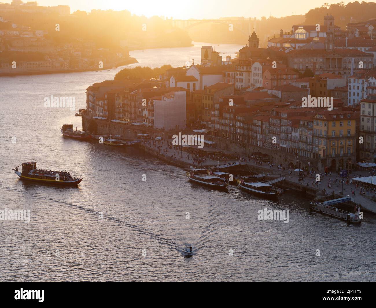 Vue imprenable sur le quartier riverain de Ribeira et le fleuve Douro à Porto, Portugal. Le bateau avec les passagers arrive dans le port. Banque D'Images