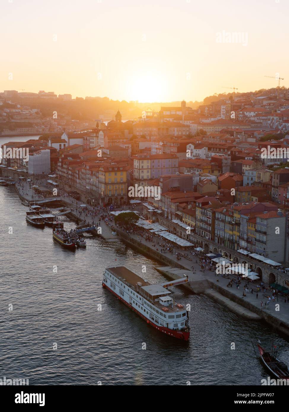 Vue imprenable sur le quartier riverain de Ribeira et le fleuve Douro à Porto, Portugal. Les bateaux sont amarrés dans le port. Banque D'Images
