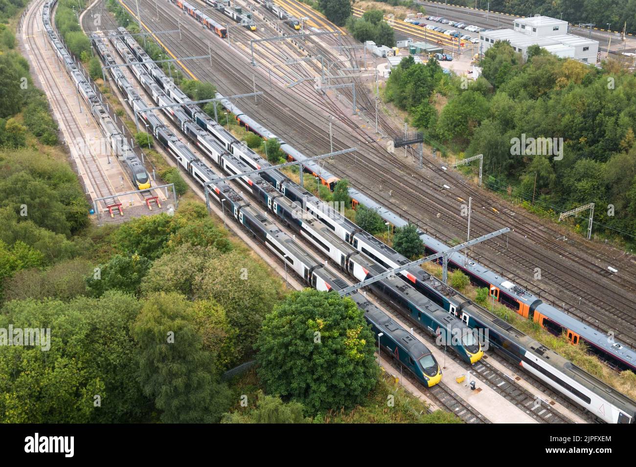 Oxley, Wolverhampton 18 août 2022 - des trains de la côte ouest d'Avanti stationnés et inutilisés se trouvent au dépôt de traction et d'entretien de matériel roulant d'Oxley, près de Wolverhampton, alors que les grèves ferroviaires se poursuivent au Royaume-Uni. Crédit : Scott cm/Alay Live News Banque D'Images