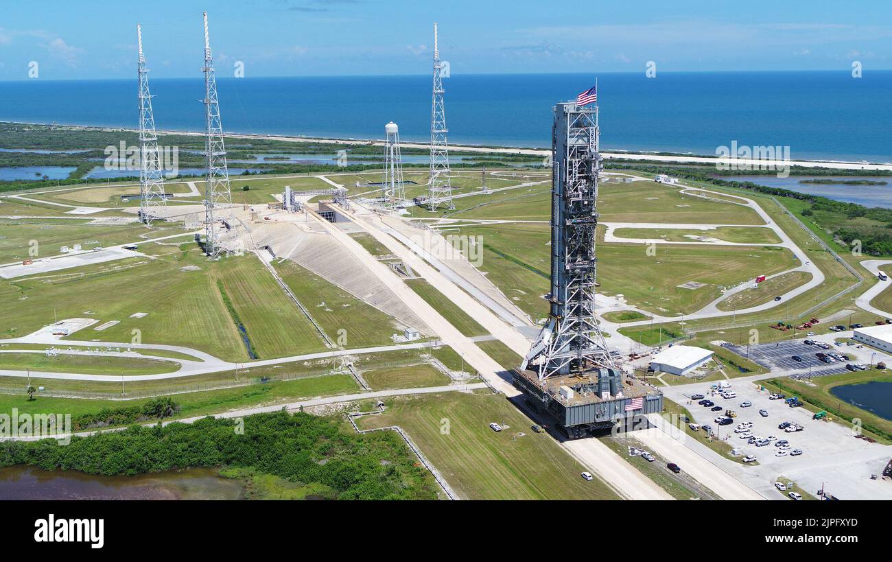 Kennedy Space Center, Floride, États-Unis. 31st août 2018. Le lanceur mobile de la NASA, au sommet du transporteur à chenilles 2, arrive au Launch Pad 39B le 31 août 2018, au Kennedy Space Center de l'agence, en Floride. Il s'agissait de la première fois que le lanceur mobile modifié a été déplacé vers le patin et passera plusieurs jours à faire l'objet de contrôles d'ajustement et de tests avant de se rendre dans le bâtiment d'assemblage du véhicule pour de plus amples tests. Le lanceur mobile de 380 pieds de haut est équipé du bras d'accès de l'équipage et de plusieurs équipements ombilicaux qui fourniront l'alimentation électrique, le contrôle de l'environnement, le pneumatique, la communication et les connexions électriques à la NASA Banque D'Images