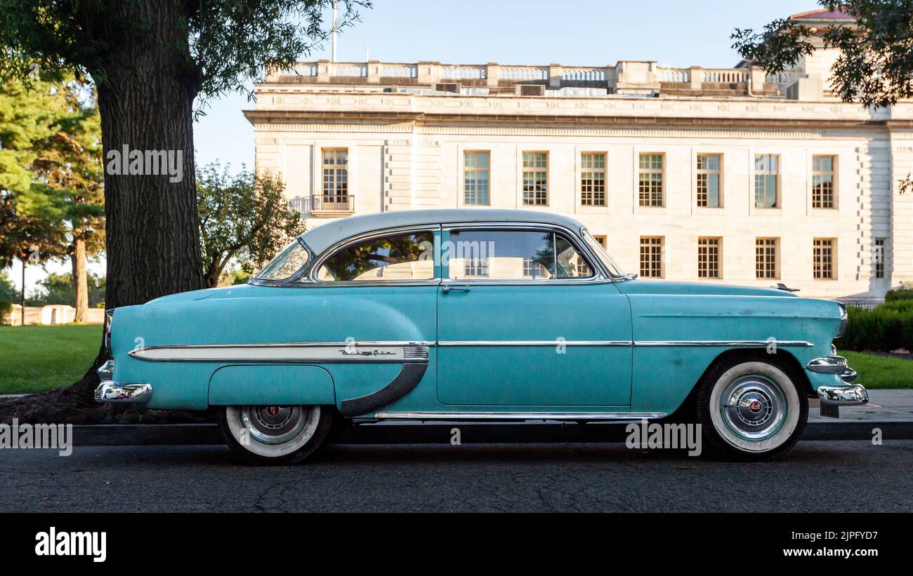 Washington, États-Unis. 07th août 2022. Un bel Air 1954 de Chevrolet est stationné à l'extérieur de l'édifice de l'Organisation des États américains. La voiture est l'une des plus de 20 voitures et camions anciens utilisés dans le film, 'Rustin', sur le militant des droits civils Bayard Rustin. Le film est produit par la société de production de Barack et Michelle Obama, Higher Ground Productions, et fera ses débuts sur Netflix en 2023. Crédit : SOPA Images Limited/Alamy Live News Banque D'Images