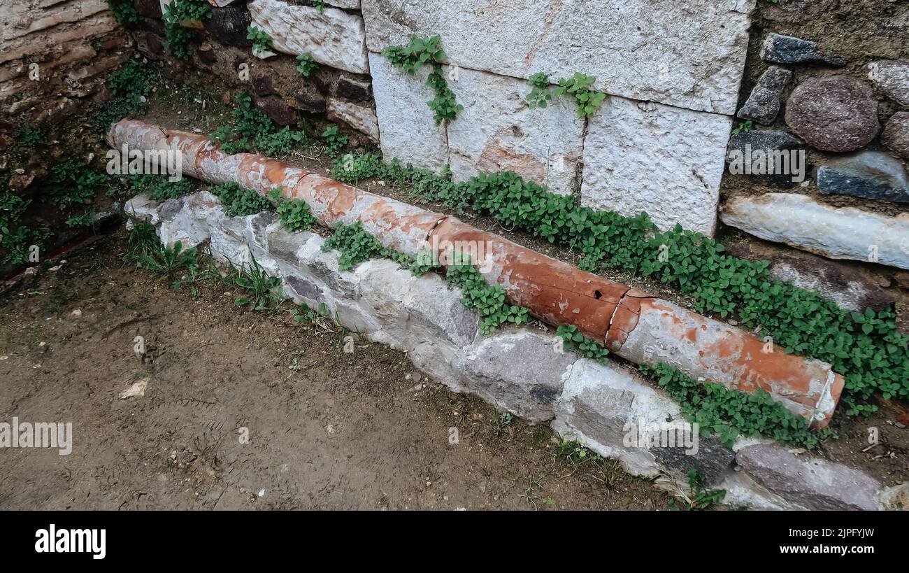 Gros plan des tuyaux d'eau à l'intérieur de l'ancienne ville de Smyrna, Izmir, Turquie Banque D'Images