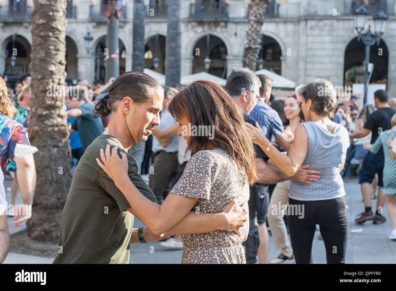 Barcelone, Espagne - 14 mai 2022: Les gens dansent sur la Plaza Real à Barcelone (Espagne). Banque D'Images