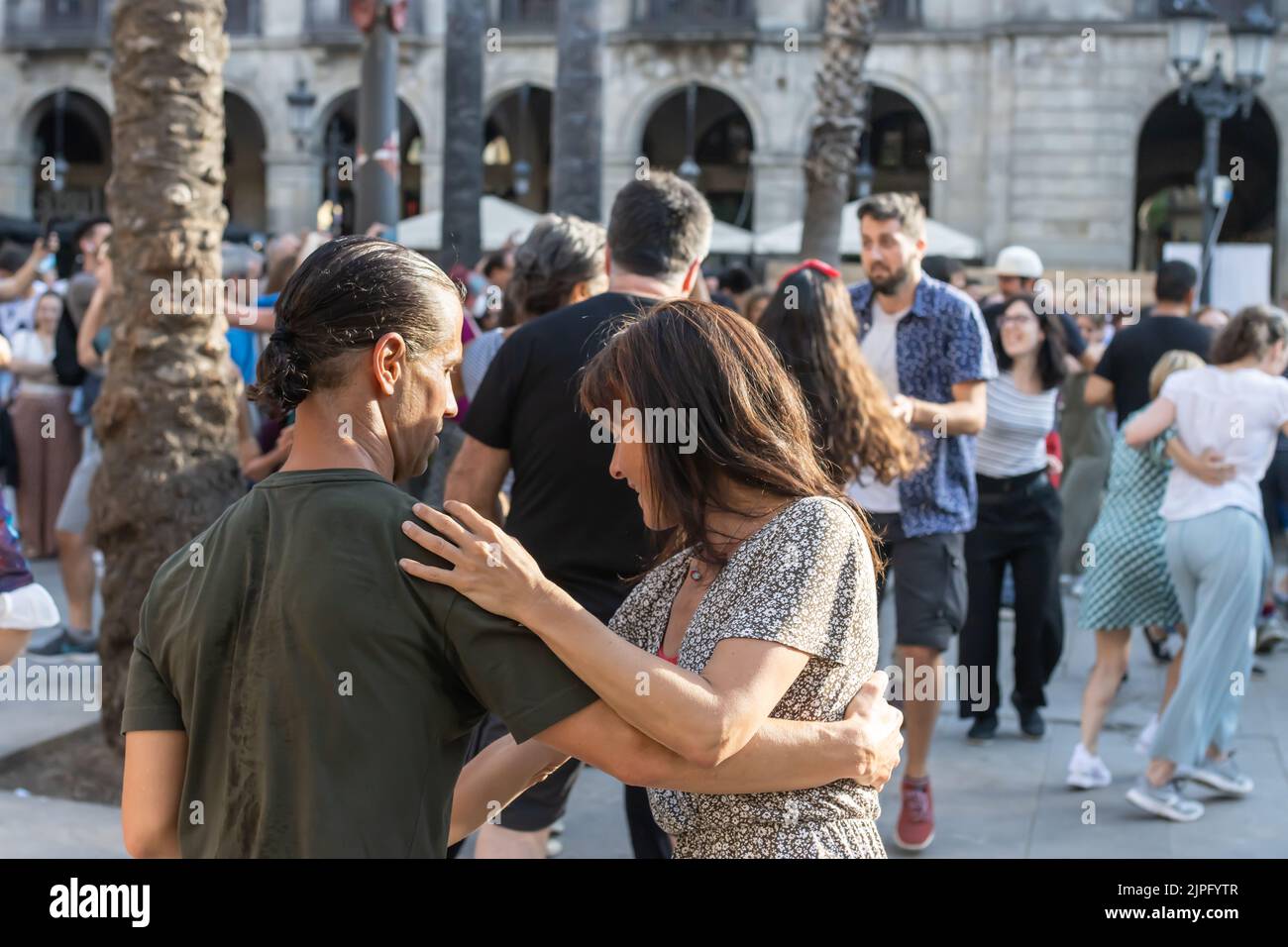 Barcelone, Espagne - 14 mai 2022: Les gens dansent sur la Plaza Real à Barcelone (Espagne). Banque D'Images