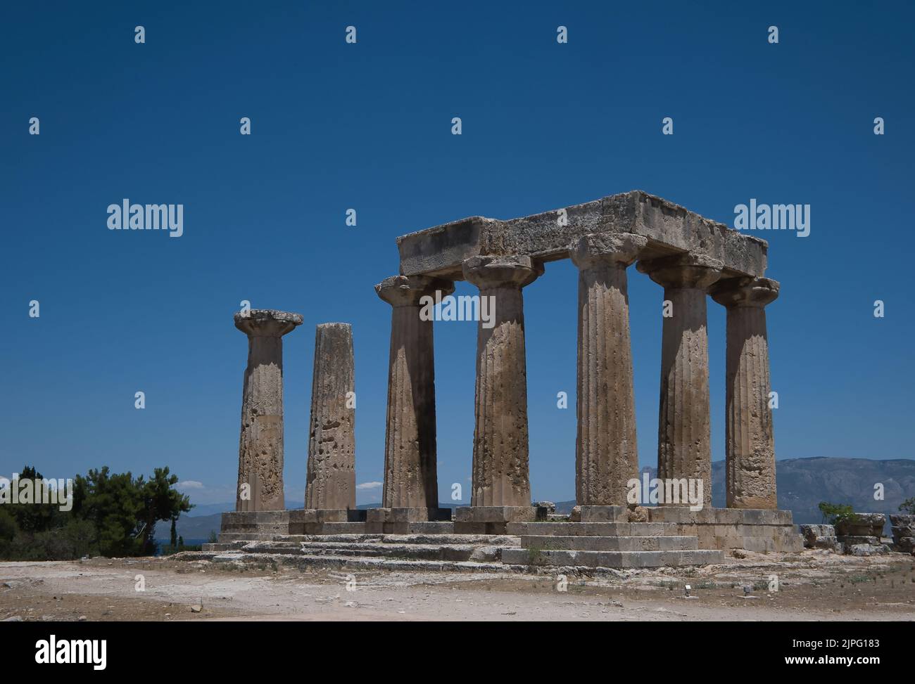 Vue sur le temple d'Apollon dans la Corinthe antique, Grèce en été Banque D'Images