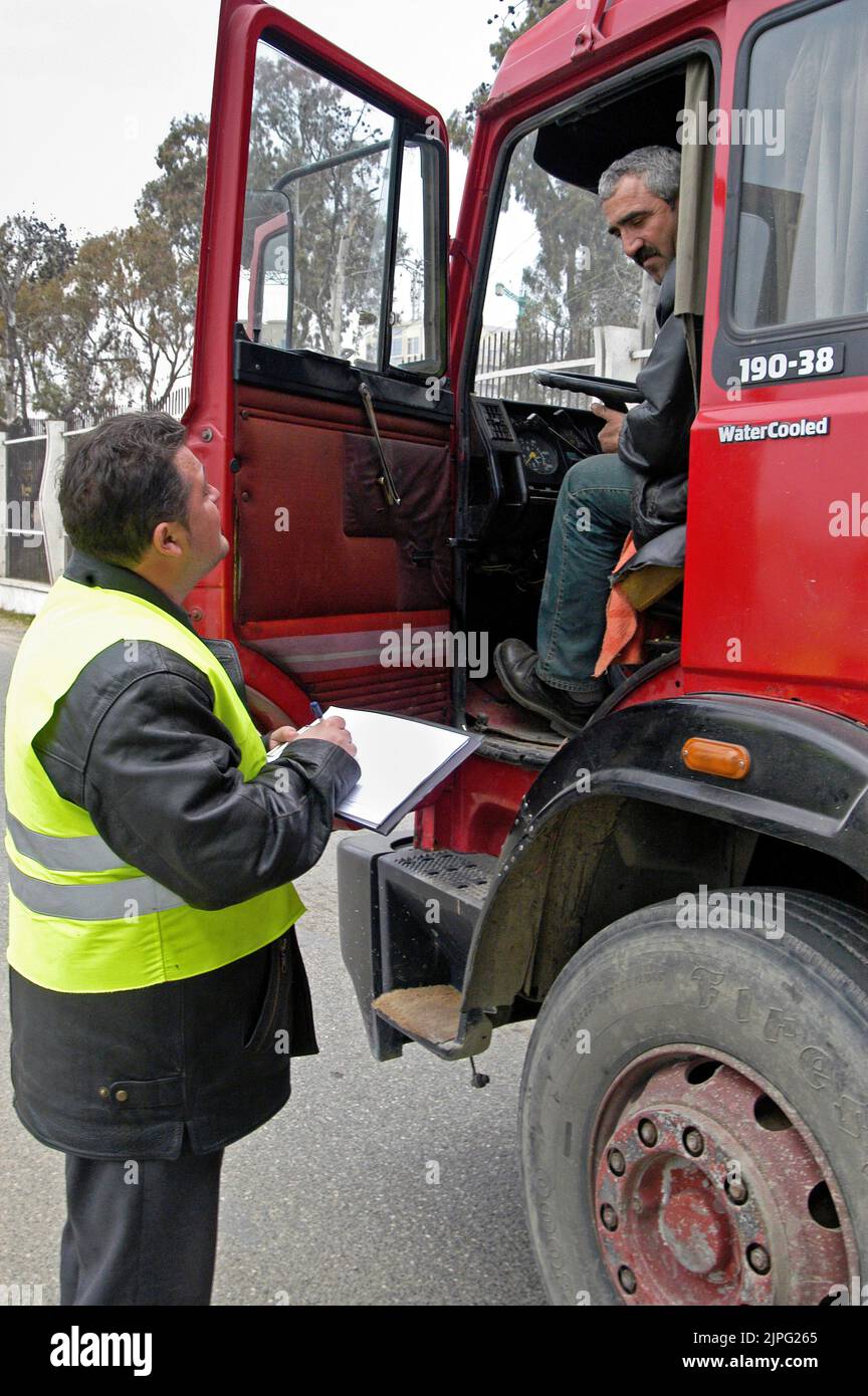 Poser des questions aux conducteurs de camions lors de l'enquête sur la circulation, Durres, Albanie Banque D'Images