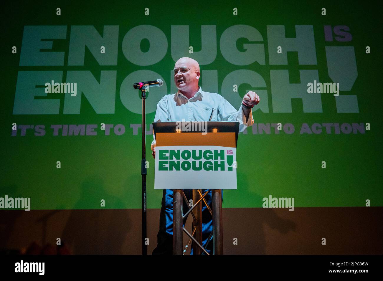 Londres, Royaume-Uni. 17th août 2022. Mick Lynch, secrétaire général du syndicat RMT, parle - parle - assez de son rallye de lancement au Clapham Grand, pour être suivi par des rassemblements à travers la Grande-Bretagne. Ils organiseront des groupes communautaires, supporteront les lignes de piquetage et se livrera à des actions contre les entreprises qui profitent de la crise du coût de la vie. Crédit : Guy Bell/Alay Live News Banque D'Images