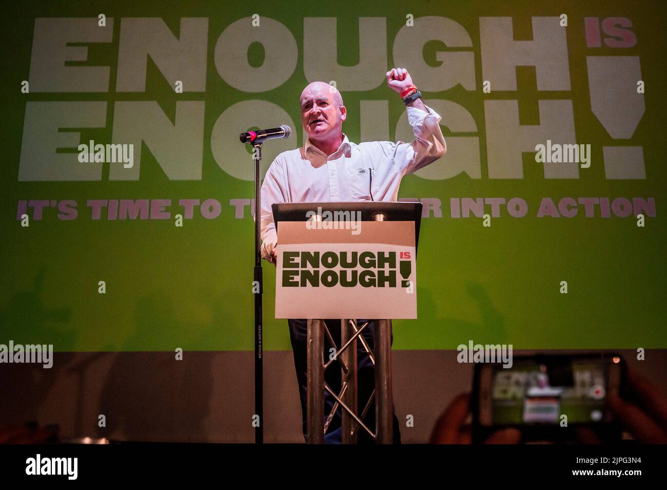 Londres, Royaume-Uni. 17th août 2022. Mick Lynch, secrétaire général du syndicat RMT, parle - parle - assez de son rallye de lancement au Clapham Grand, pour être suivi par des rassemblements à travers la Grande-Bretagne. Ils organiseront des groupes communautaires, supporteront les lignes de piquetage et se livrera à des actions contre les entreprises qui profitent de la crise du coût de la vie. Crédit : Guy Bell/Alay Live News Banque D'Images