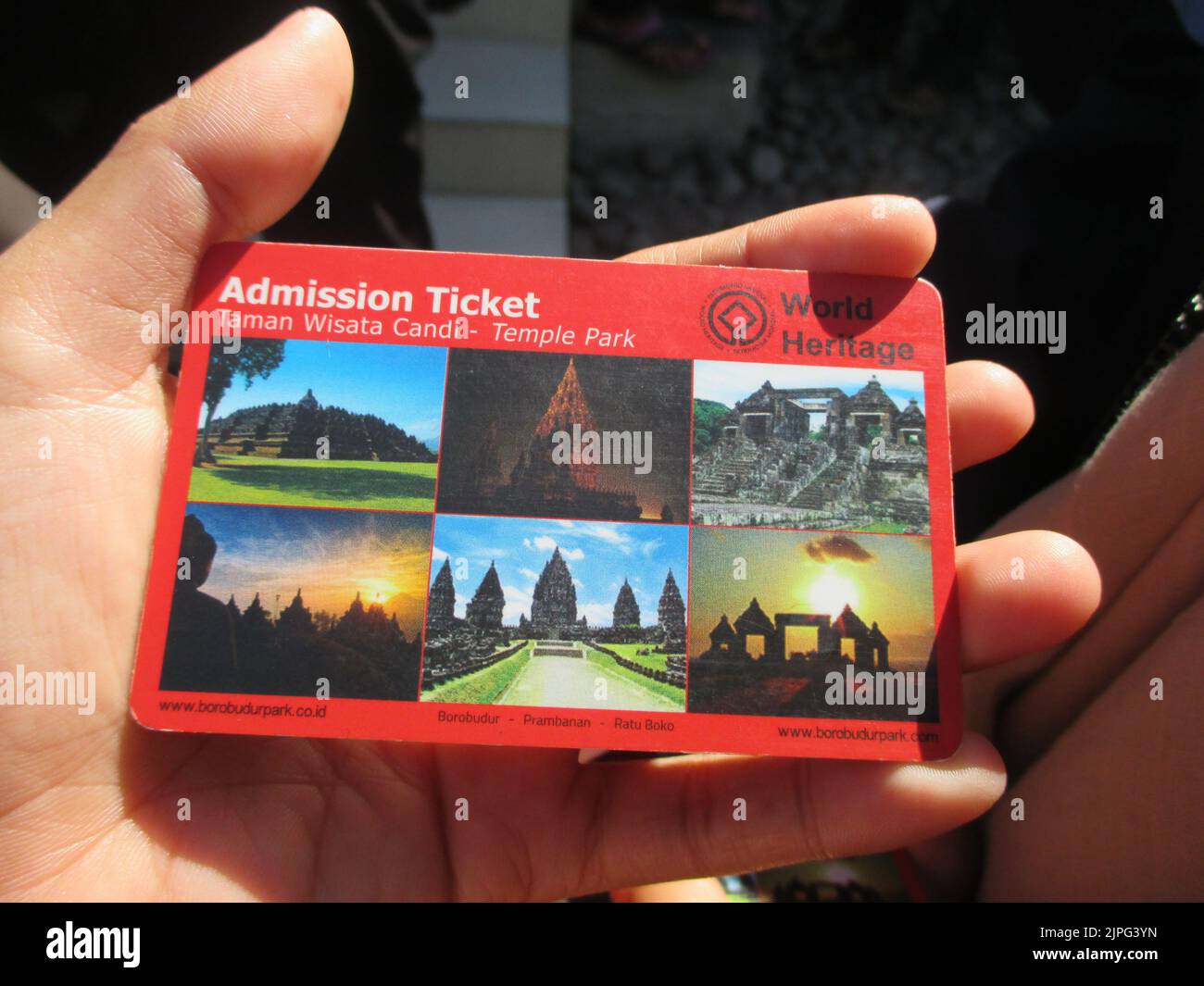 Magelang, INDONÉSIE, le 20 mai 2015 - Un homme tient un billet d'entrée pour le temple Borobudur pour les visiteurs adultes Banque D'Images