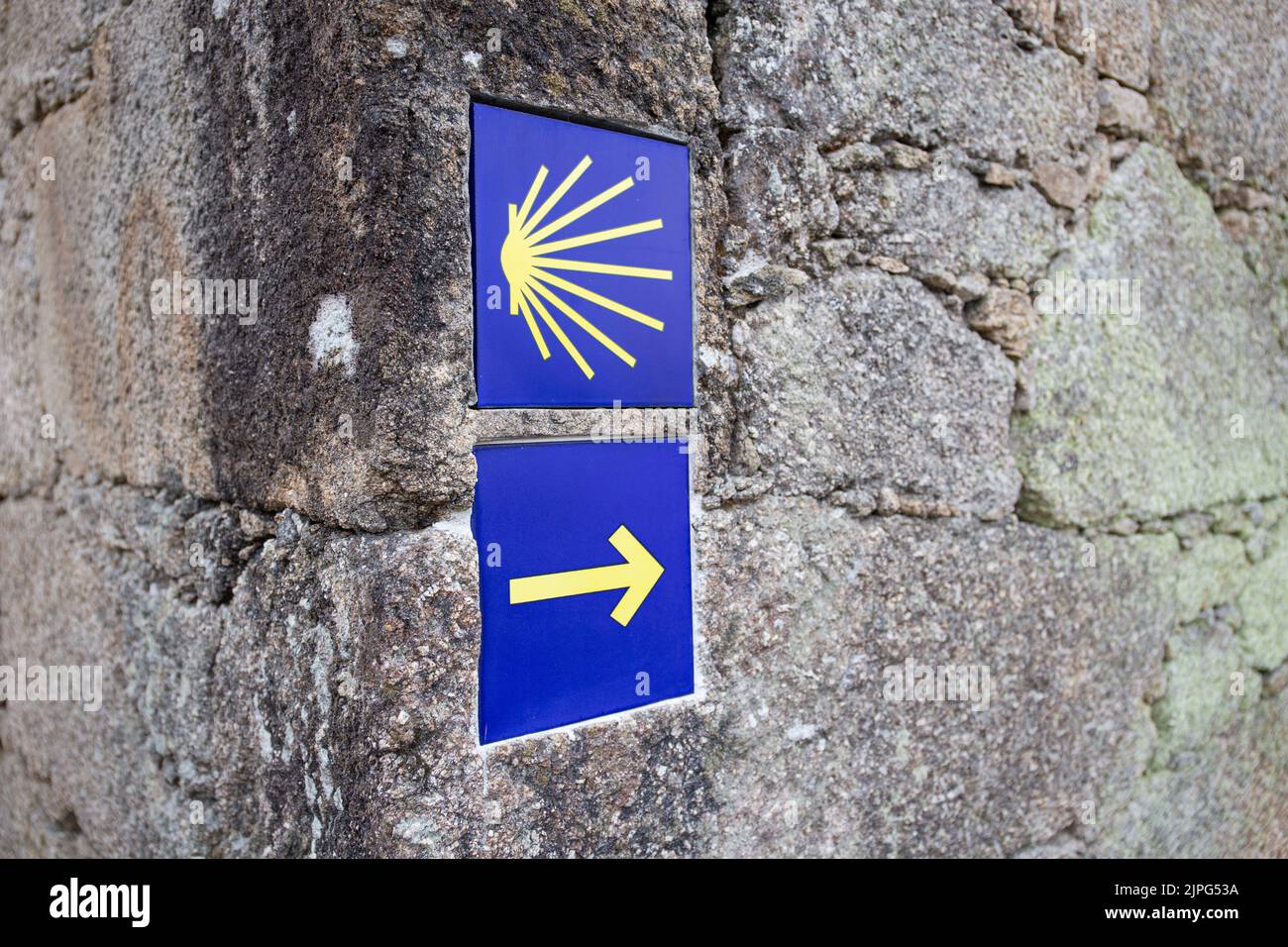 Le panneau Camino de Santiago est en carreaux sur un mur en pierre. Symbole voie de Saint Le panneau Camino de Santiago est en carreaux sur un mur en pierre. Symbole voie de Saint