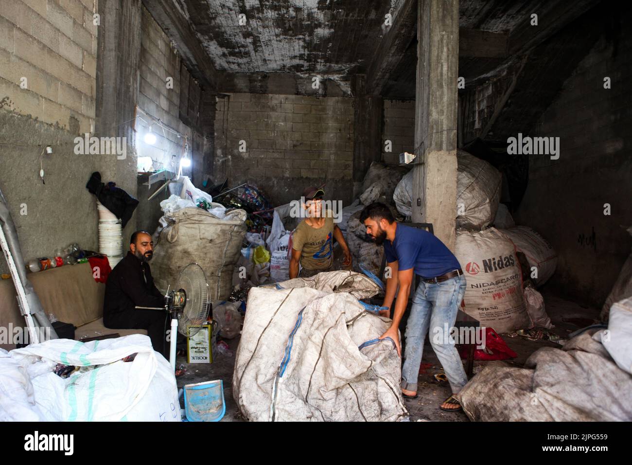 15 août 2022, Gaziantep, Turquie : Gaziantep, Turquie. 15 août 2022. Les réfugiés syriens préparent des sacs de divers matériaux recyclés collectés dans des conteneurs à déchets qui seront vendus aux principaux centres de recyclage de Gaziantep. Le travail des ramasseurs et des travailleurs de déchets à l'installation de tri réduit la quantité de déchets qui se retrouvent dans les décharges, mais la municipalité s'inquiète des problèmes environnementaux et de santé publique posés par l'activité (Credit image: © Zakariya Yahya/IMAGESLIVE via ZUMA Press Wire) Banque D'Images