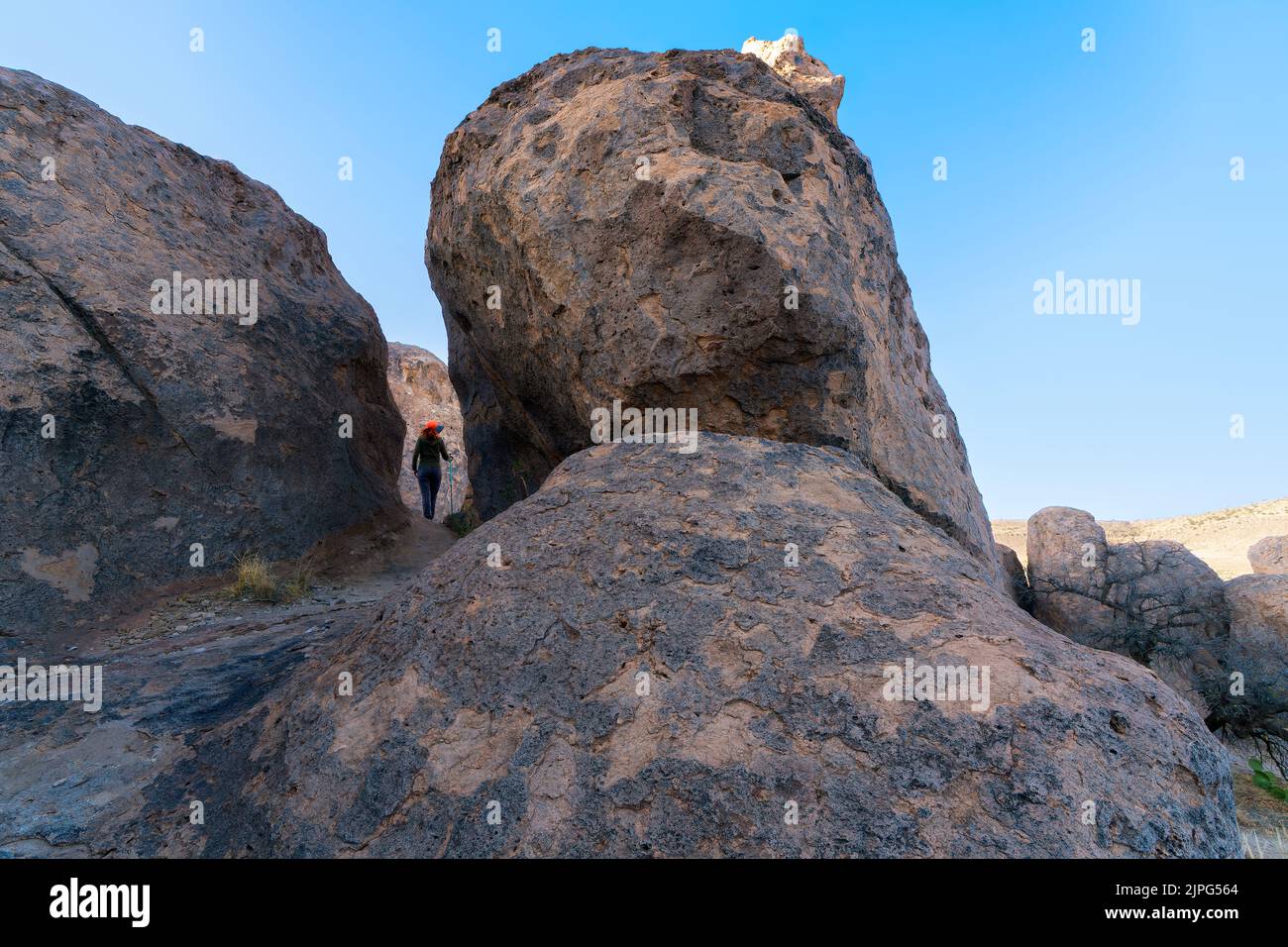 Randonneur dans le parc national de City of Rocks à Sunset, Nouveau-Mexique, États-Unis Banque D'Images