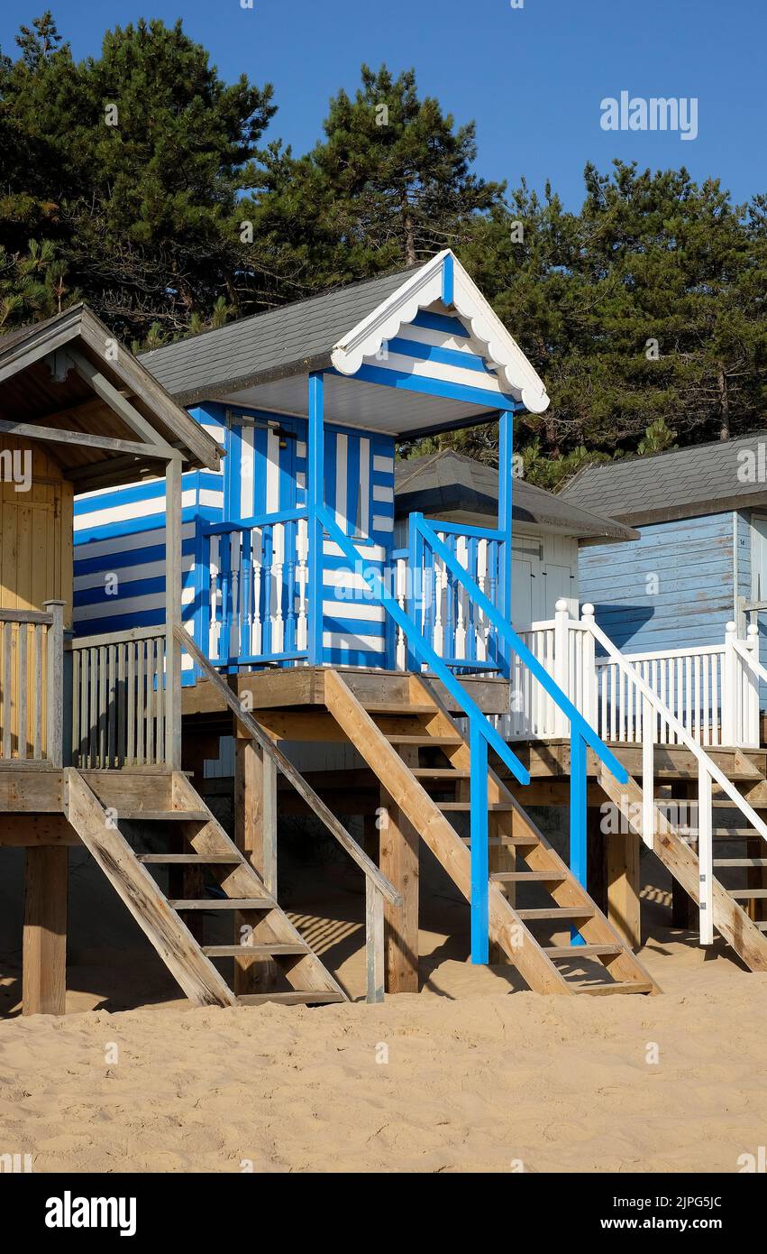 huttes de plage colorées à wells-près-de-la-mer, nord de norfolk, angleterre Banque D'Images