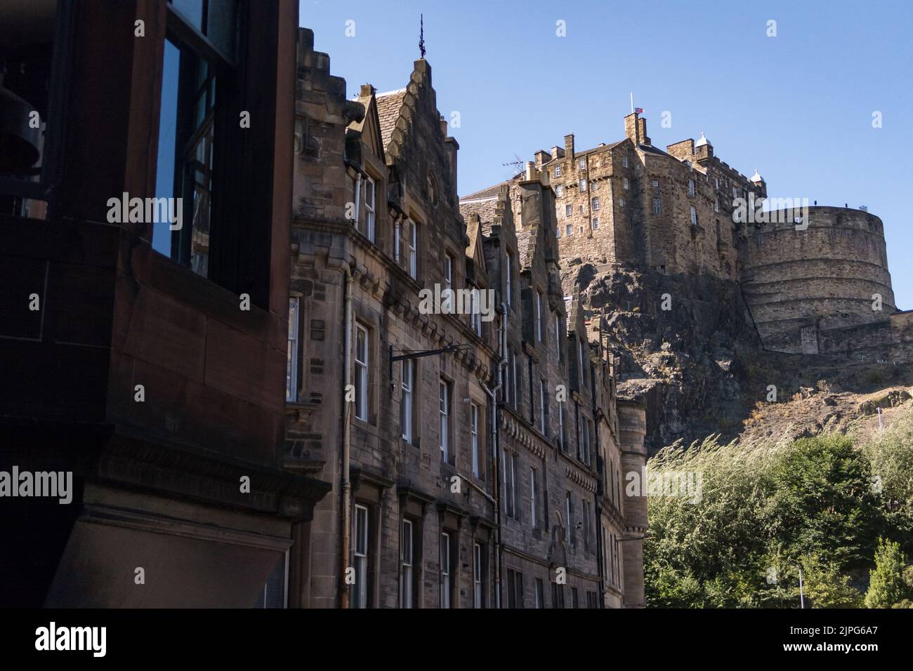 Vue sur le château d'Édimbourg par beau temps Banque D'Images