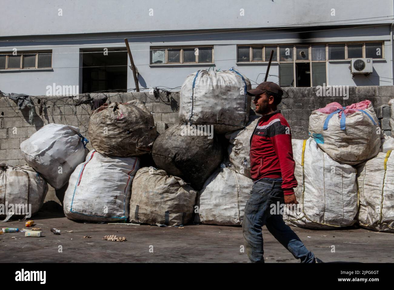 Gaziantep, Turquie. 15th août 2022. Gaziantep, Turquie. 15 août 2022. Les réfugiés syriens préparent des sacs de divers matériaux recyclés collectés dans des conteneurs à déchets qui seront vendus aux principaux centres de recyclage de Gaziantep. Le travail des ramasseurs et des travailleurs de déchets à l'installation de tri réduit la quantité de déchets qui se retrouvent dans les décharges, mais la municipalité s'inquiète des problèmes environnementaux et de santé publique posés par l'activité (Credit image: © Zakariya Yahya/IMAGESLIVE via ZUMA Press Wire) Banque D'Images