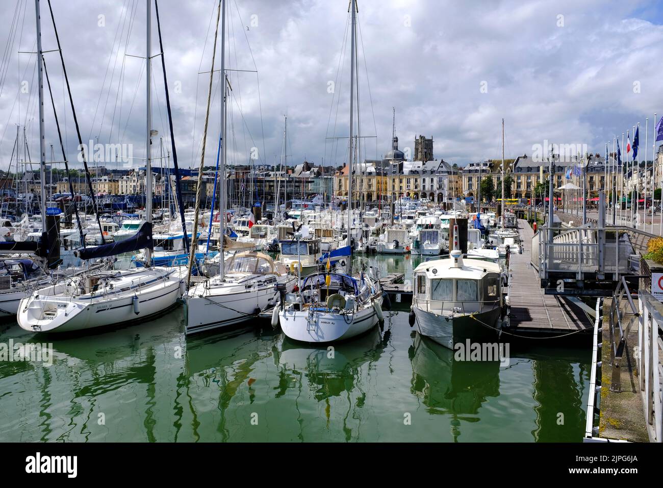 Frankreich, Dieppe, 27.06.2022: Blick ueber den Hafen auf die Altstadt von Dieppe an der franzoesischen Kanalkueste im Departement Seine-Maritime in d Banque D'Images