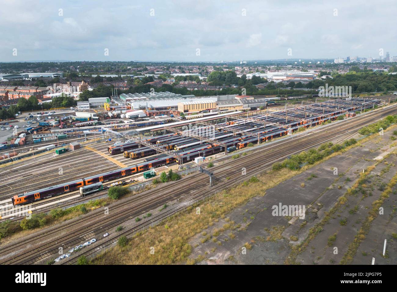 Tyseley, Birmingham 18 août 2022 - des trains de chemin de fer des West Midlands garés et inutilisés au dépôt d'entretien de traction de Tyseley (TMD) à Birmingham alors que les grèves ferroviaires se poursuivent au Royaume-Uni. Crédit : Scott cm/Alay Live News Banque D'Images