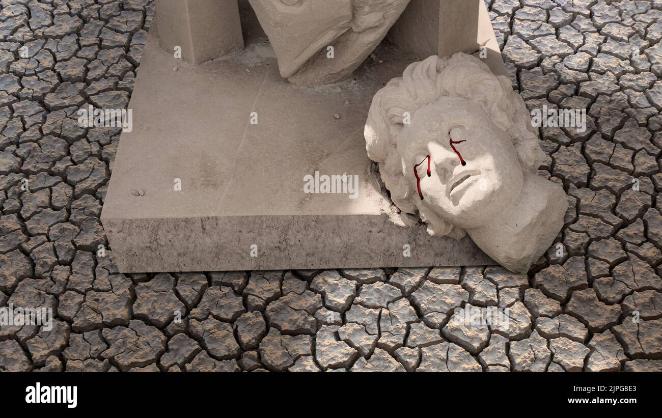 Vue surréaliste d'une statue avec des larmes de sang. Il peut être utilisé pour représenter les catastrophes naturelles, les sécheresses et le réchauffement de la planète ou des notions telles que l'extinction. Banque D'Images
