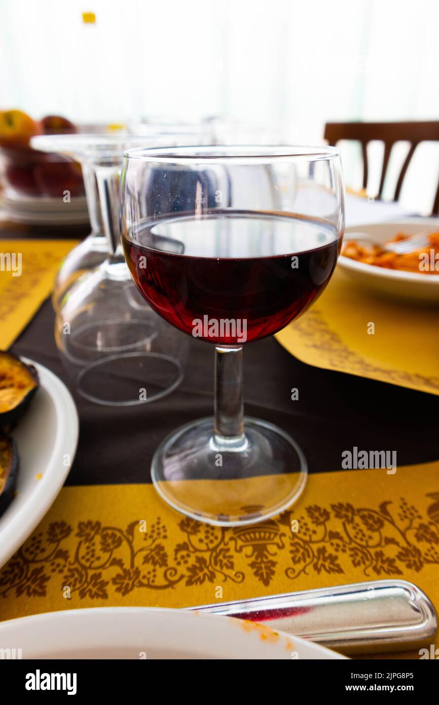 Vin rouge à la table, Rimini, Italie Banque D'Images