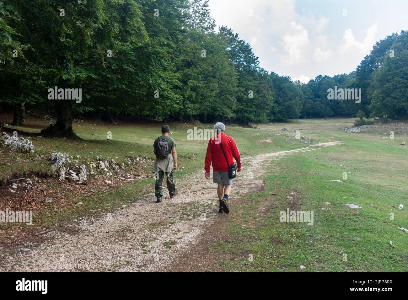 Abruzzes, Italie - août 2022 - Walkers in Monti Simbruini, une chaîne de montagnes dans le centre de l'Italie faisant partie du système de montagnes des Apennines. Banque D'Images Abruzzes, Italie - août 2022 - Walkers in Monti Simbruini, une chaîne de montagnes dans le centre de l'Italie faisant partie du système de montagnes des Apennines. Banque D'Images