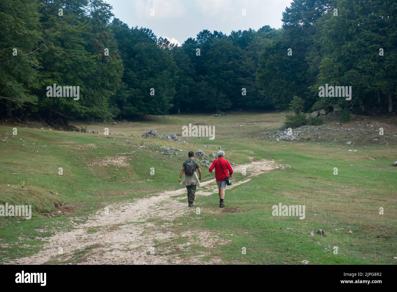 Abruzzes, Italie - août 2022 - Walkers in Monti Simbruini, une chaîne de montagnes dans le centre de l'Italie faisant partie du système de montagnes des Apennines. Banque D'Images Abruzzes, Italie - août 2022 - Walkers in Monti Simbruini, une chaîne de montagnes dans le centre de l'Italie faisant partie du système de montagnes des Apennines. Banque D'Images