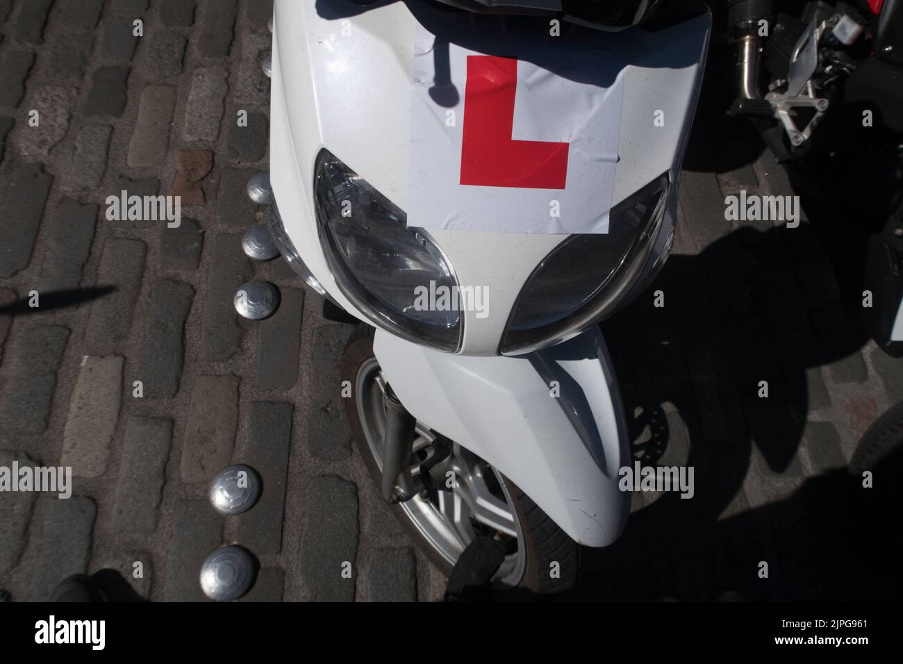 Une plaque en L sur un scooter indiquant la personne responsable de la moto est un pilote novice Banque D'Images