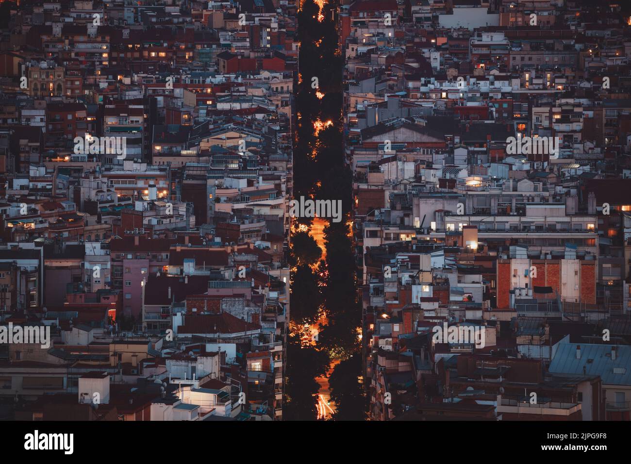 Arrière-plan abstrait. Belle route lumineuse la nuit entre les villes européennes. Voyage à Barcelone. Espagne. Banque D'Images