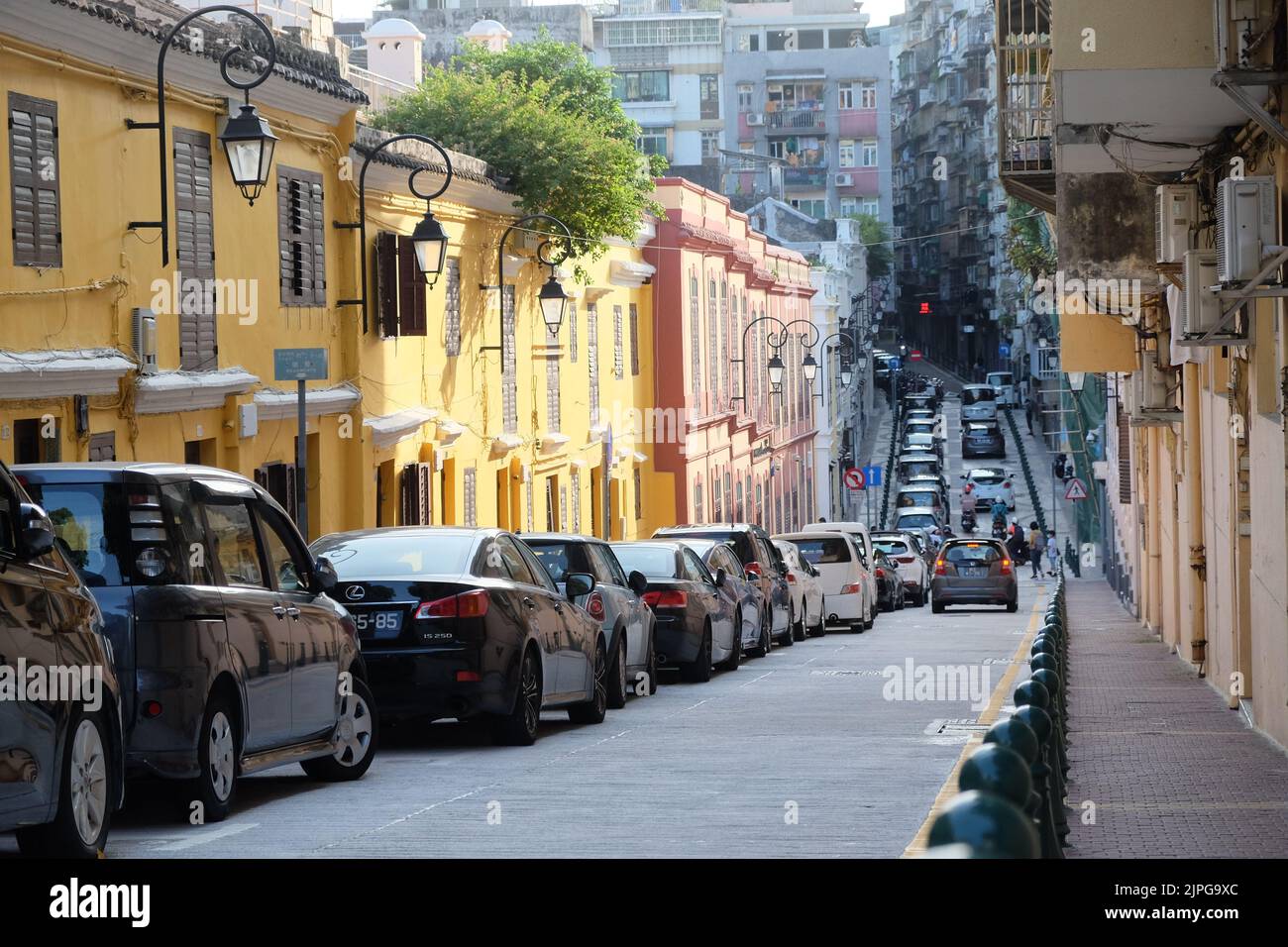 Une scène de rue avec des maisons colorées de style européen à Macao, Chine Banque D'Images