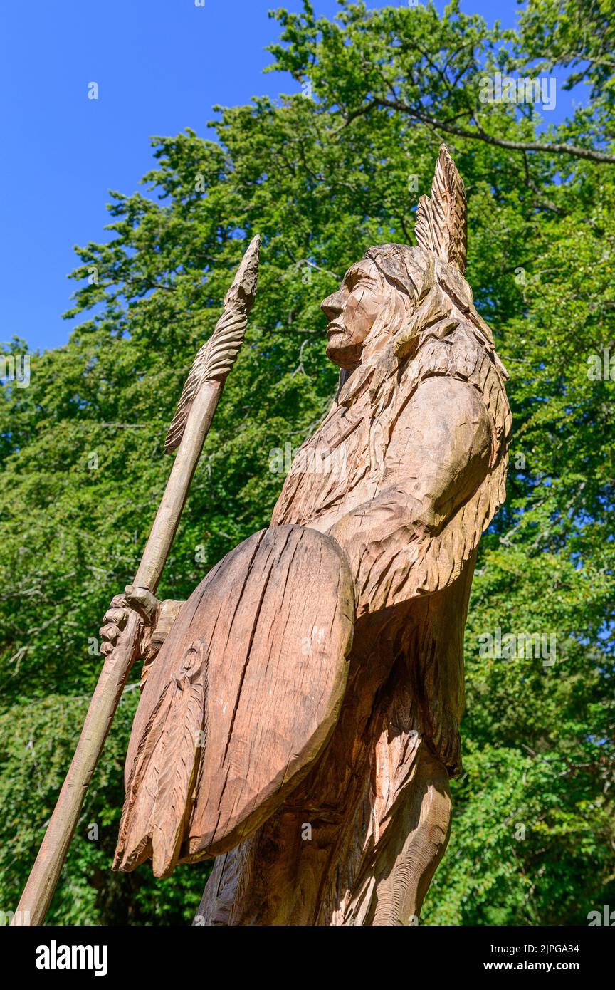Sculpture nord-américaine indigène dans les jardins botaniques de Dawyck, Stobo près de Peebles en Écosse Banque D'Images