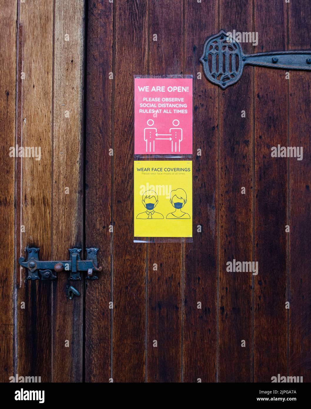 Signes de distanciation sociale du coronavirus à la porte de l'église, Herne Hill Banque D'Images