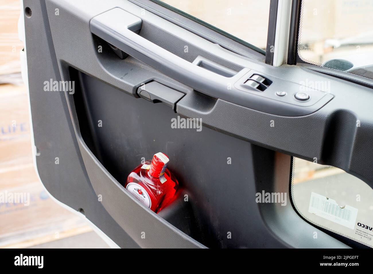 Olomouc 16 juin Rép. Tchèque vue du siège de camion lourd avec bothle d'alcool dans la porte conducteur. Le concept « boire derrière la roue ». Conduire un travail et l'alcoolisme Banque D'Images