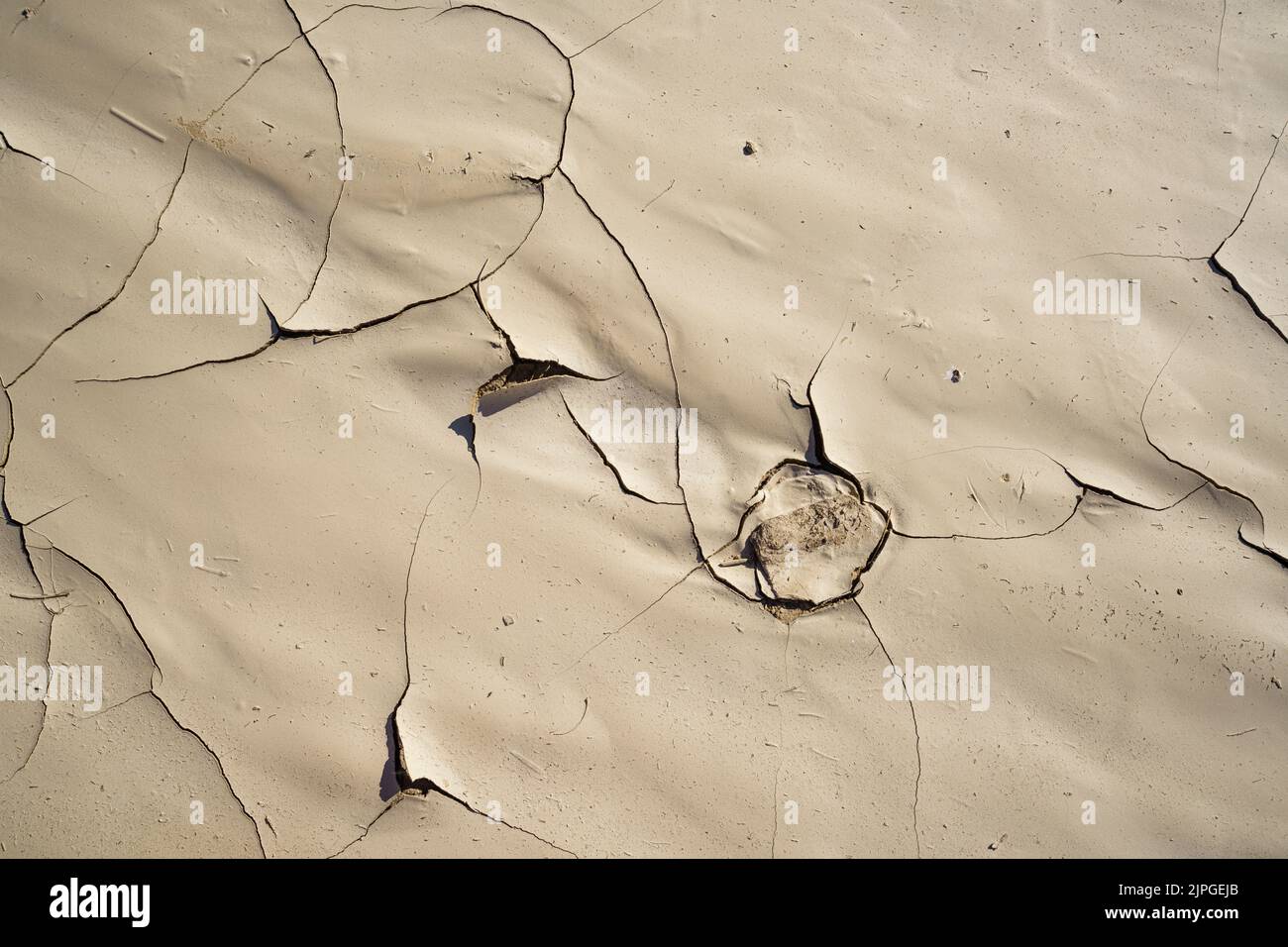 Motifs abstraits d'argile sèche dans un lit de rivière sec. Rivière Swakop, Namibie, Afrique Banque D'Images