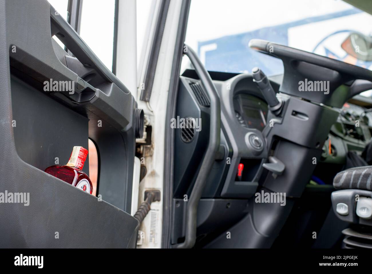 Olomouc 16 juin Rép. Tchèque vue du siège de camion lourd avec bothle d'alcool dans la porte conducteur. Le concept « boire derrière la roue ». Conduire un travail et l'alcoolisme Banque D'Images