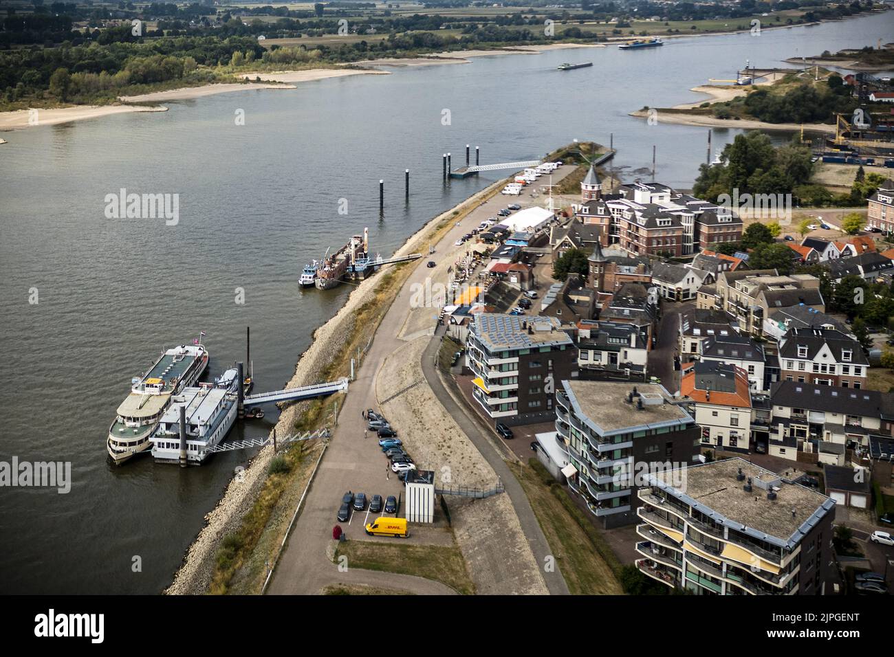 Lobith, pays-Bas. 18th août 2022. 2022-08-18 12:12:16 LOBITH - Une photo de drone du niveau d'eau dans le Rhin qui est tombé à 6,48 mètres au-dessus de NAP, un nouveau record bas. Les pays-Bas sont aux prises avec une pénurie d'eau après une période de sécheresse persistante. ANP/Hollandse Hoogte/Rob Engelaar pays-bas - belgique Out Credit: ANP/Alay Live News Banque D'Images