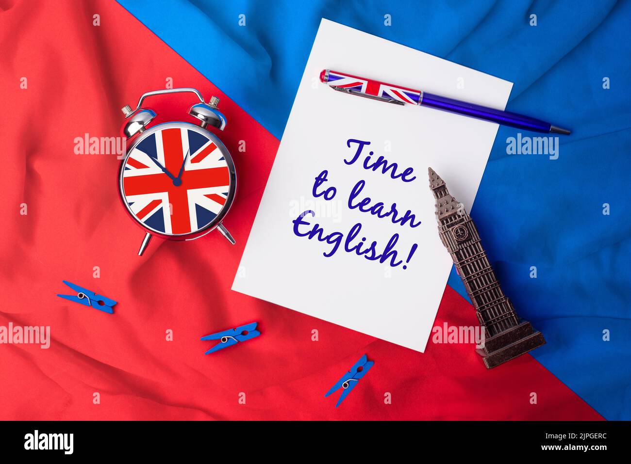 Il est temps d'apprendre l'anglais. Stylo drapeau britannique avec horloge et carte pour écrire des messages. Étudier une nouvelle langue Banque D'Images