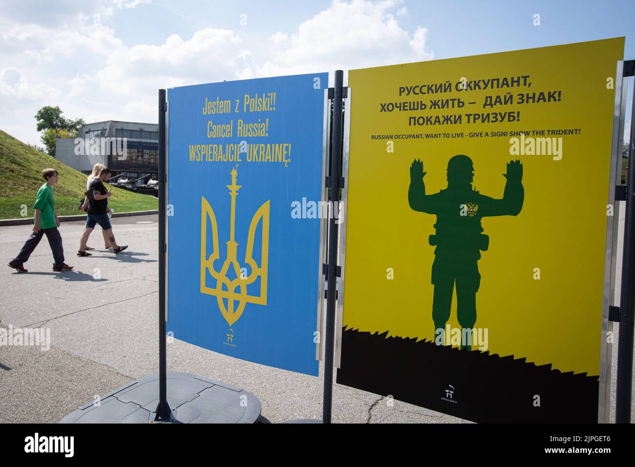 Kiev, Ukraine. 17th août 2022. Les gens marchent devant une exposition d'affiches en plein air intitulée « le jour de la victoire » au Musée national d'histoire de l'Ukraine pendant la Seconde Guerre mondiale à Kiev. Les affiches créées par le peintre ukrainien Andrii Yarmolenko et l'artiste polonais Wojciech Korkuts reflètent principalement l'invasion de l'Ukraine par la Russie avec l'espoir de la victoire de l'Ukraine contre l'armée russe. Crédit : SOPA Images Limited/Alamy Live News Banque D'Images