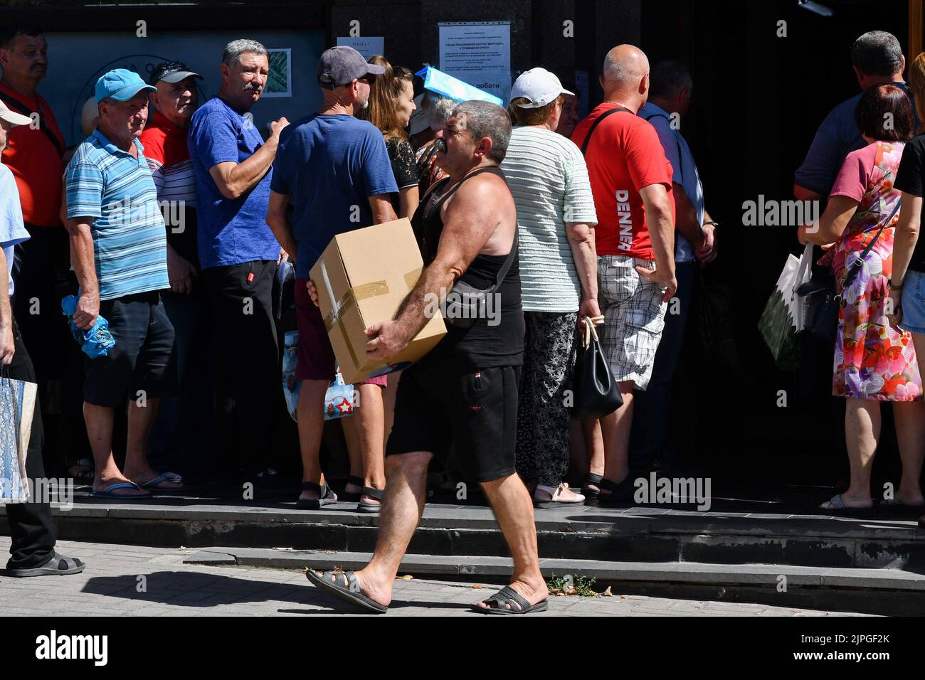 Zaporizhzhia, Ukraine. 8th août 2022. Les gens reçoivent des caisses de secours alimentaire à un point de distribution de l'aide humanitaire à Zaporizhzhia. Depuis le début de l'invasion russe, près d'un tiers des Ukrainiens ont été contraints de quitter leurs foyers. Il s'agit de l'une des plus grandes crises de déplacement humain au monde aujourd'hui, selon l'Agence des Nations Unies pour les réfugiés. Dans les zones directement touchées par les conflits, les populations ont immédiatement besoin d'un soutien vital, manquent de nourriture, d'énergie, de services publics et sont confrontées à une rupture dans la prestation des services de base. Ils sont également confrontés au risque de catastrophes environnementales en raison de proxi Banque D'Images