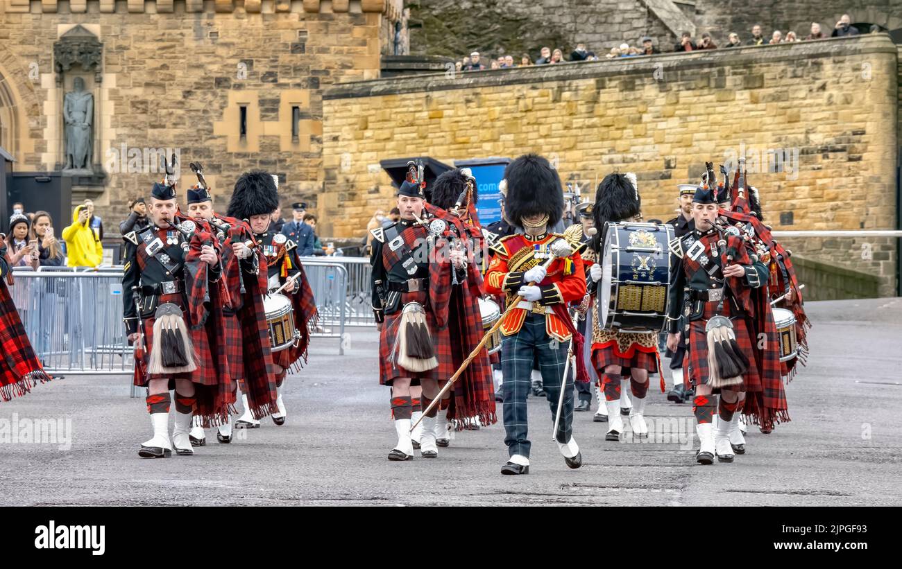 Groupe de tuyaux marchant sur l'esplanade du château d'Édimbourg. Banque D'Images