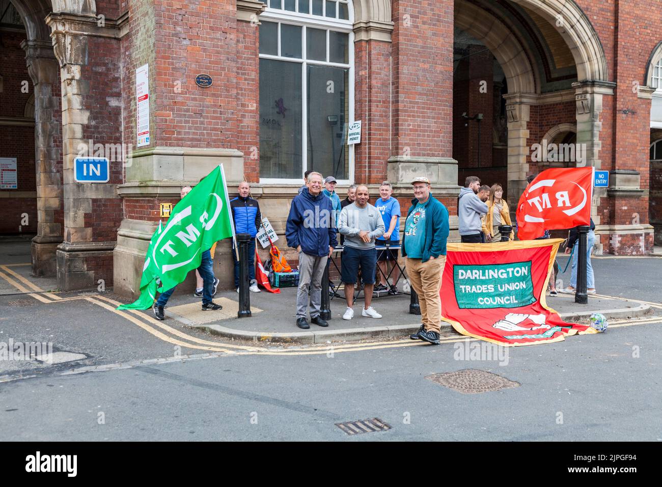 Darlington,UK.18th août 2022.grève des travailleurs ferroviaires du RMT sur une ligne de piquetage à l'extérieur de la gare. Mick Lynch, patron de RMT, affirme que l'action de grève de son syndicat se poursuivra, « jusqu'à ce que nous arriviez à un règlement » crédit: David Dixon / Alay Banque D'Images