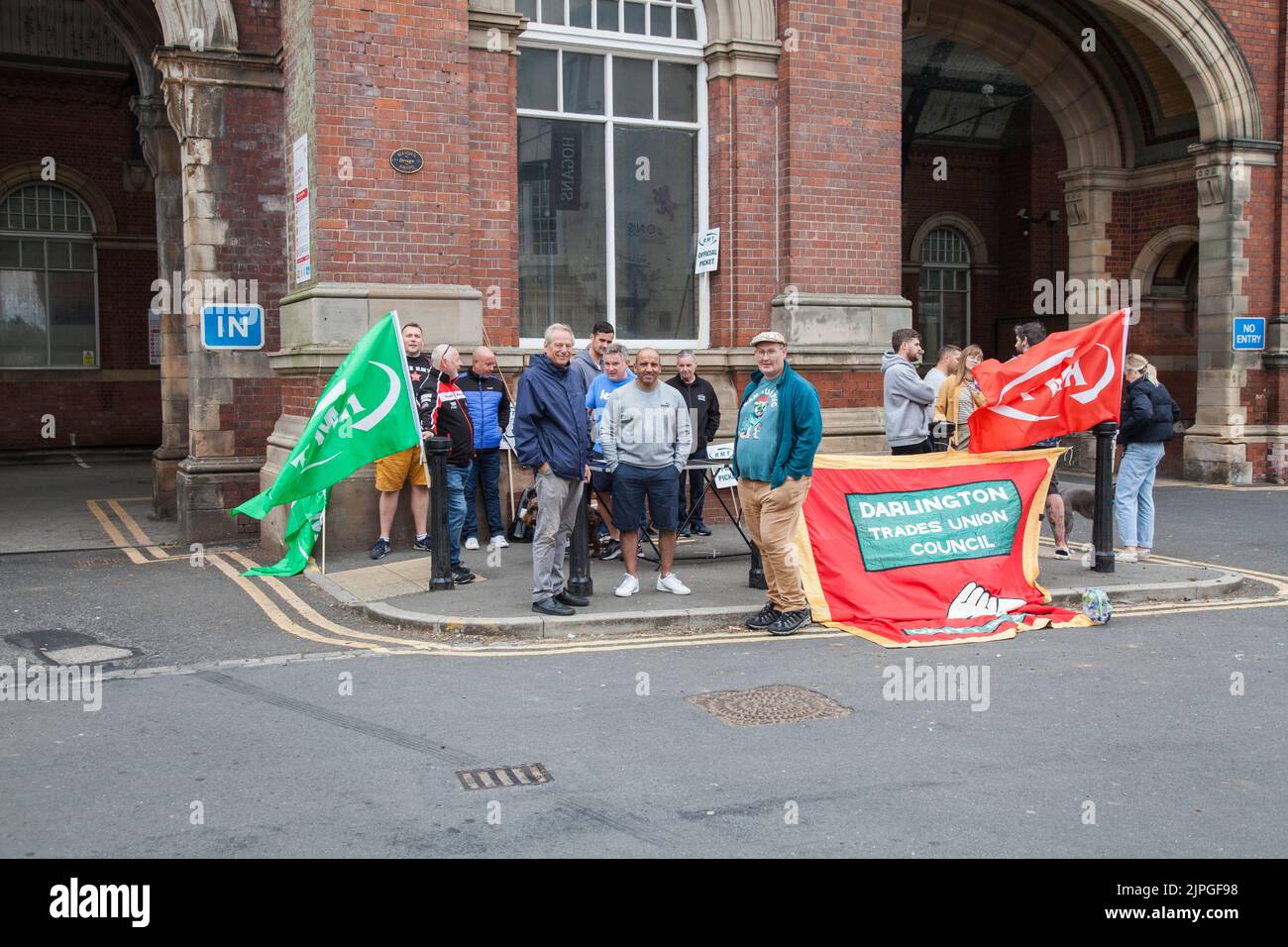 Darlington,UK.18th août 2022.grève des travailleurs ferroviaires du RMT sur une ligne de piquetage à l'extérieur de la gare. Mick Lynch, patron de RMT, affirme que l'action de grève de son syndicat se poursuivra, « jusqu'à ce que nous arriviez à un règlement » crédit: David Dixon / Alay Banque D'Images