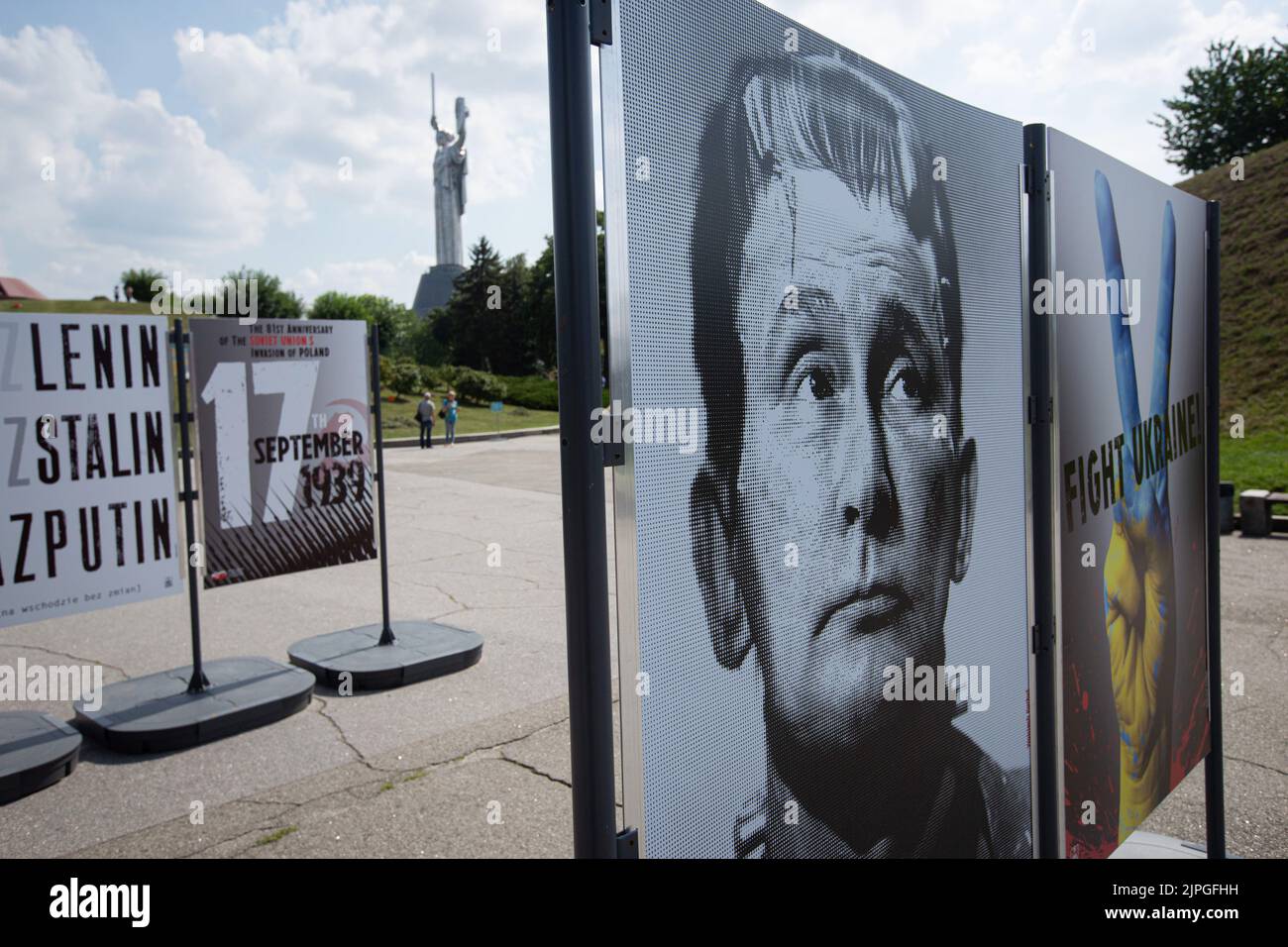 Kiev, Ukraine. 17th août 2022. Des affiches à l'image du président russe Vladimir Poutine sont exposées dans le cadre d'une exposition d'affiches en plein air intitulée « le jour de la victoire » au Musée national d'histoire de l'Ukraine pendant la Seconde Guerre mondiale à Kiev. Les affiches créées par le peintre ukrainien Andrii Yarmolenko et l'artiste polonais Wojciech Korkuts reflètent principalement l'invasion de l'Ukraine par la Russie avec l'espoir de la victoire de l'Ukraine contre l'armée russe. (Photo par Oleksii Chumachenko/SOPA Images/Sipa USA) crédit: SIPA USA/Alay Live News Banque D'Images