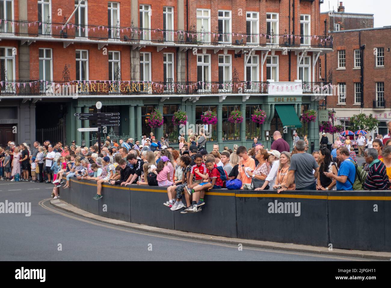 Windsor, Berkshire, Royaume-Uni. 18th août 2022. C'était une journée chargée à Windsor aujourd'hui, alors que les touristes et les habitants se sont enfurés pour voir la relève de la garde au château de Windsor. Irish Wolf Hound Seamus a dirigé aujourd'hui la parade des gardes irlandais du bataillon de 1st et de la garde du château de Windsor. La police armée de la vallée de la Tamise patrouillait tout au long du défilé à l'extérieur du château de Windsor. Crédit : Maureen McLean/Alay Live News Banque D'Images