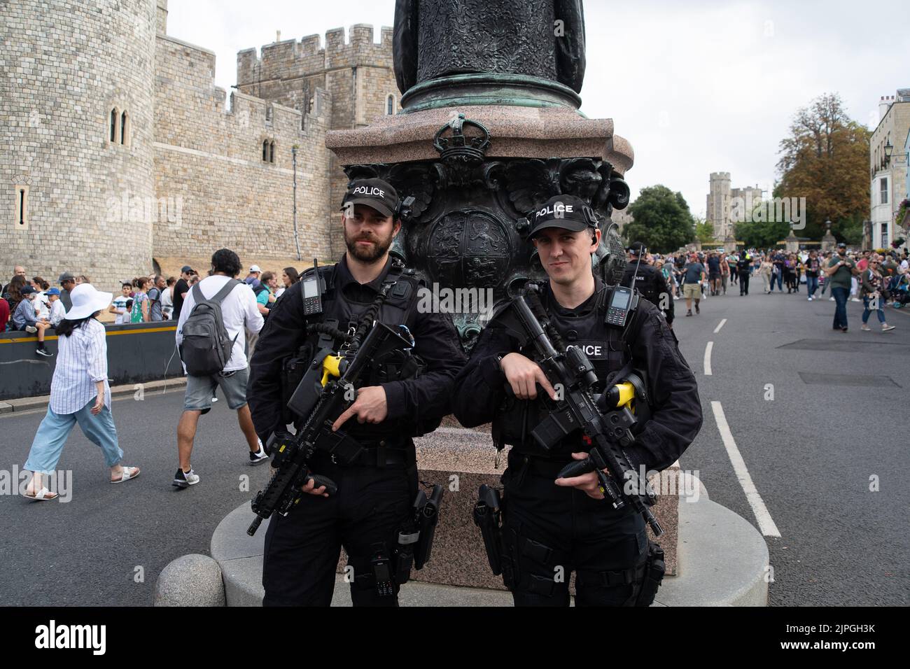 Windsor, Berkshire, Royaume-Uni. 18th août 2022. C'était une journée chargée à Windsor aujourd'hui, alors que les touristes et les habitants se sont enfurés pour voir la relève de la garde au château de Windsor. Irish Wolf Hound Seamus a dirigé aujourd'hui la parade des gardes irlandais du bataillon de 1st et de la garde du château de Windsor. La police armée de la vallée de la Tamise patrouillait tout au long du défilé à l'extérieur du château de Windsor. Crédit : Maureen McLean/Alay Live News Banque D'Images