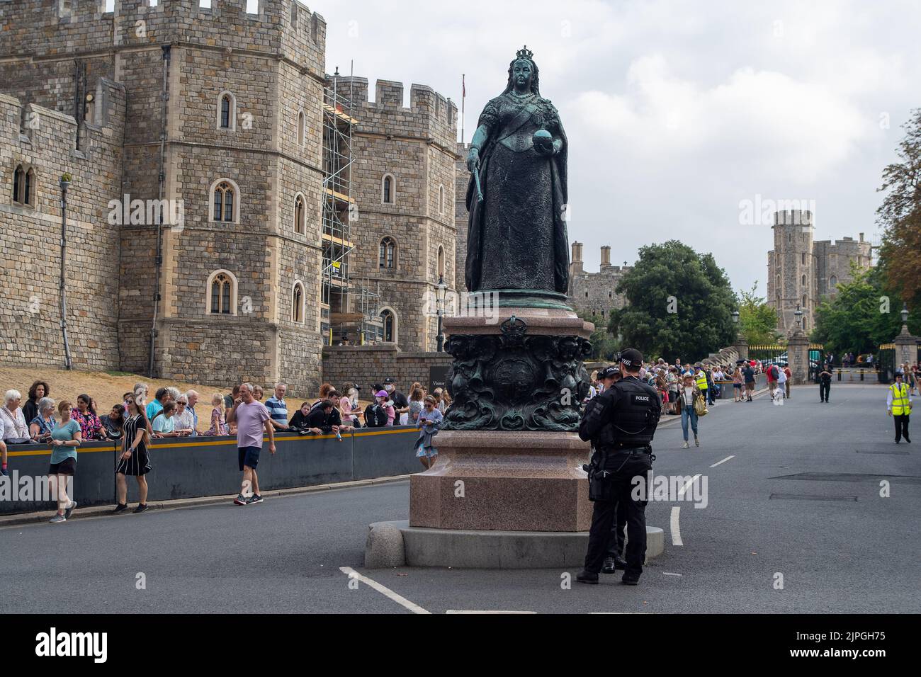 Windsor, Berkshire, Royaume-Uni. 18th août 2022. C'était une journée chargée à Windsor aujourd'hui, alors que les touristes et les habitants se sont enfurés pour voir la relève de la garde au château de Windsor. Irish Wolf Hound Seamus a dirigé aujourd'hui la parade des gardes irlandais du bataillon de 1st et de la garde du château de Windsor. La police armée de la vallée de la Tamise patrouillait tout au long du défilé à l'extérieur du château de Windsor. Crédit : Maureen McLean/Alay Live News Banque D'Images