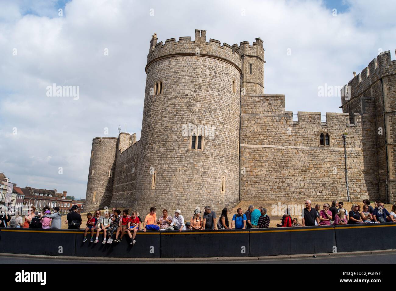 Windsor, Berkshire, Royaume-Uni. 18th août 2022. C'était une journée chargée à Windsor aujourd'hui, alors que les touristes et les habitants se sont enfurés pour voir la relève de la garde au château de Windsor. Irish Wolf Hound Seamus a dirigé aujourd'hui la parade des gardes irlandais du bataillon de 1st et de la garde du château de Windsor. La police armée de la vallée de la Tamise patrouillait tout au long du défilé à l'extérieur du château de Windsor. Crédit : Maureen McLean/Alay Live News Banque D'Images