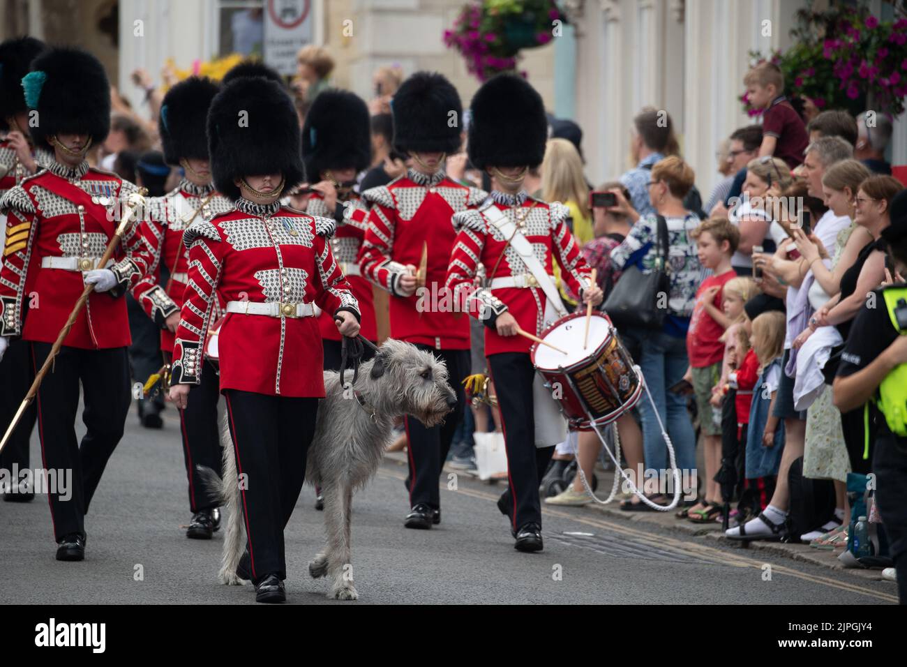 Windsor, Berkshire, Royaume-Uni. 18th août 2022. C'était une journée chargée à Windsor aujourd'hui, alors que les touristes et les habitants se sont enfurés pour voir la relève de la garde au château de Windsor. Irish Wolf Hound Seamus a dirigé aujourd'hui la parade des gardes irlandais du bataillon de 1st et de la garde du château de Windsor. La police armée de la vallée de la Tamise patrouillait tout au long du défilé à l'extérieur du château de Windsor. Crédit : Maureen McLean/Alay Live News Banque D'Images