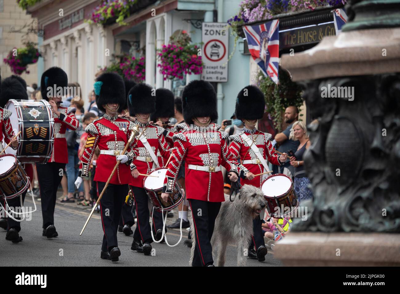 Windsor, Berkshire, Royaume-Uni. 18th août 2022. C'était une journée chargée à Windsor aujourd'hui, alors que les touristes et les habitants se sont enfurés pour voir la relève de la garde au château de Windsor. Irish Wolf Hound Seamus a dirigé aujourd'hui la parade des gardes irlandais du bataillon de 1st et de la garde du château de Windsor. La police armée de la vallée de la Tamise patrouillait tout au long du défilé à l'extérieur du château de Windsor. Crédit : Maureen McLean/Alay Live News Banque D'Images