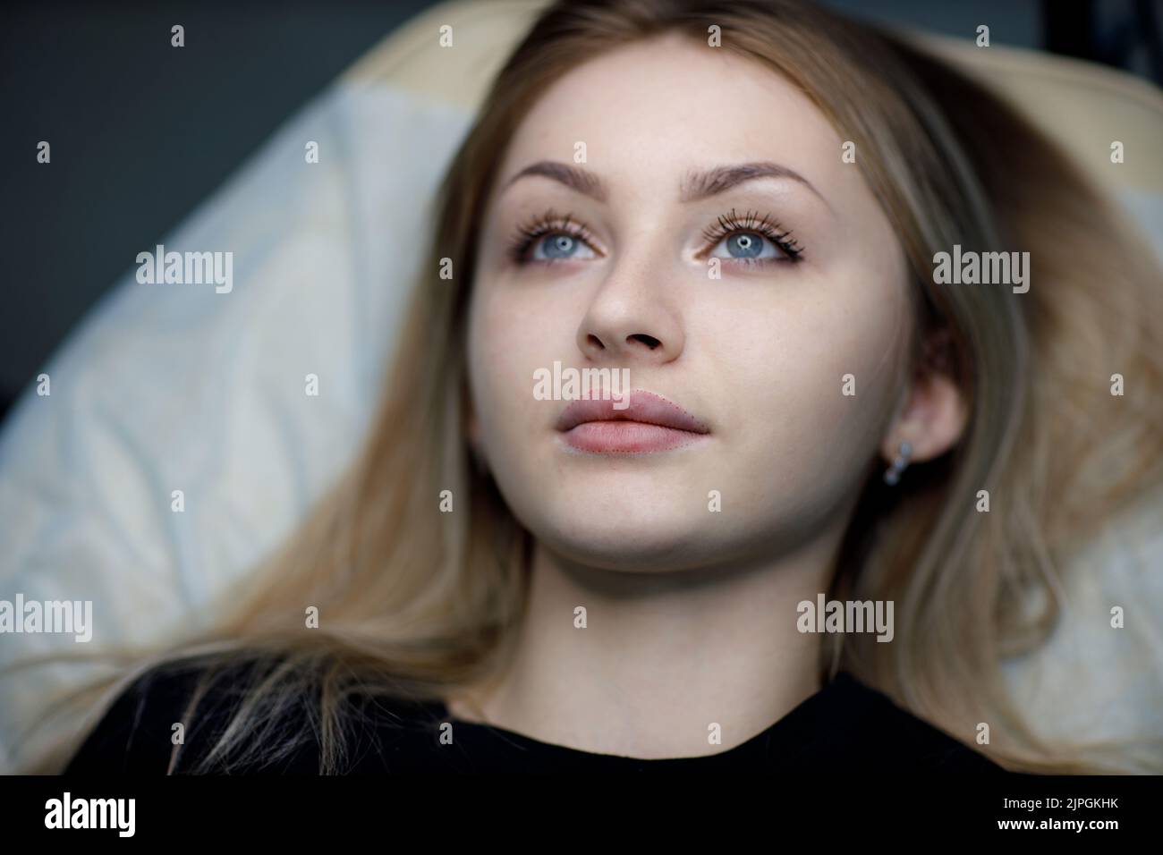 Portrait de femme avec contour de dessin sur la lèvre avant de faire des lèvres microblading tatouage procédure. Banque D'Images