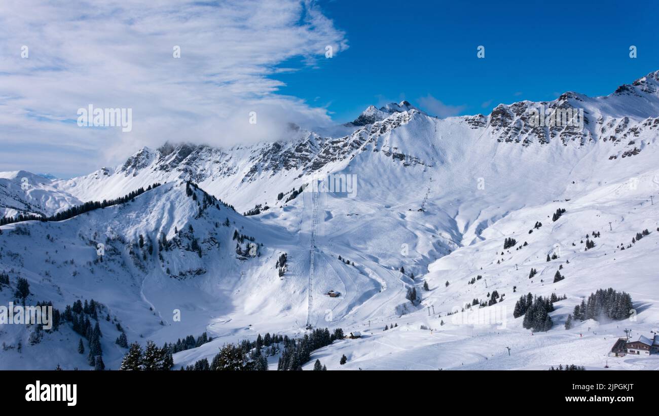 Un gros cliché de montagne pris de la montagne adverse en ski Banque D'Images