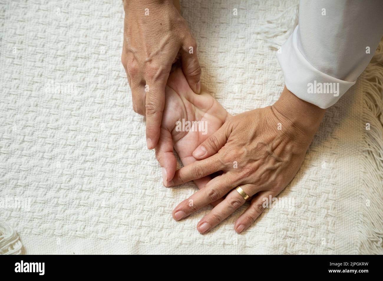 Goias, Brésil – 18 juillet 2022 : gros plan des mains masseuses appliquant un massage thérapeutique sur la main d'un patient. Banque D'Images